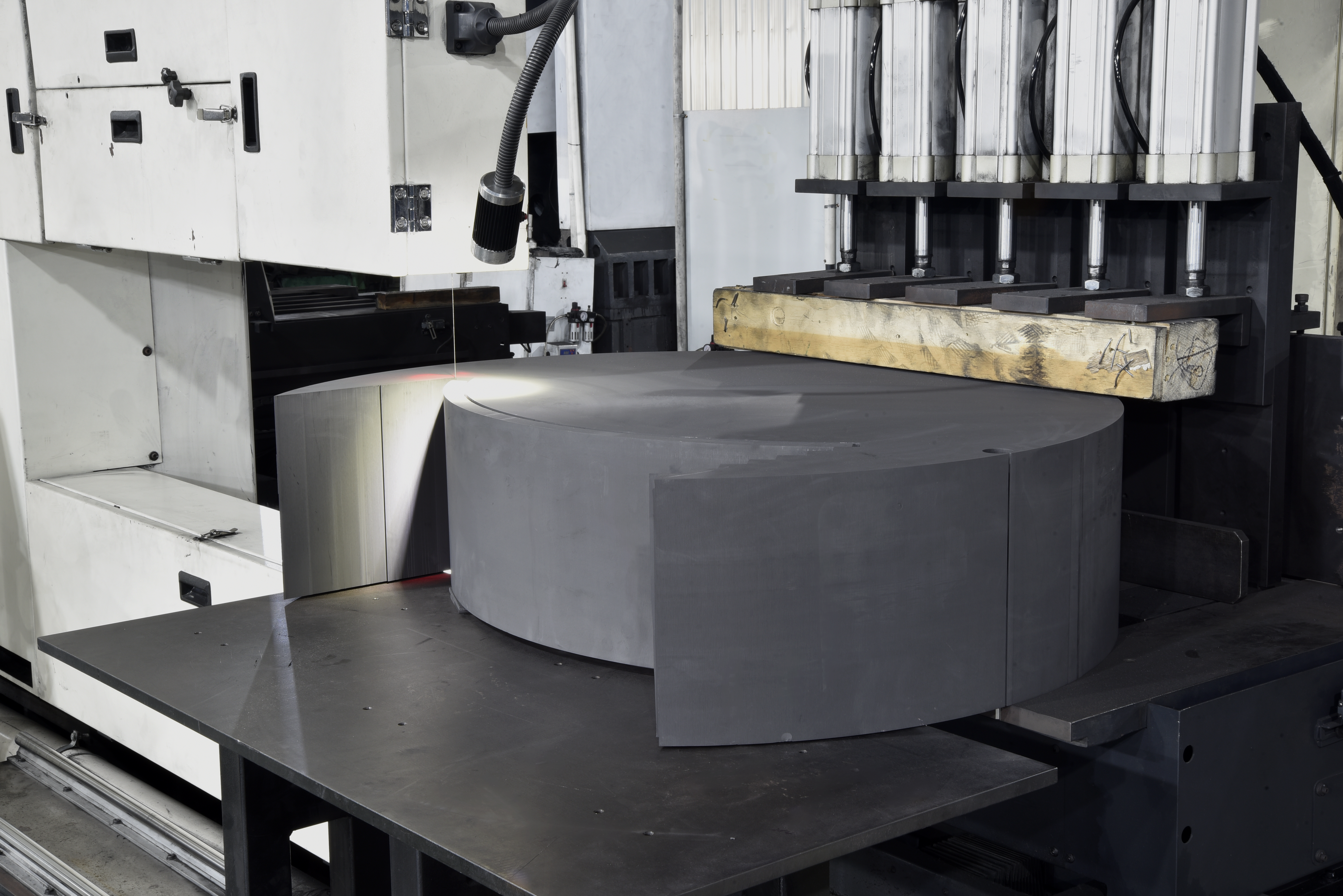Wire-saw shaping of a graphite heater ring